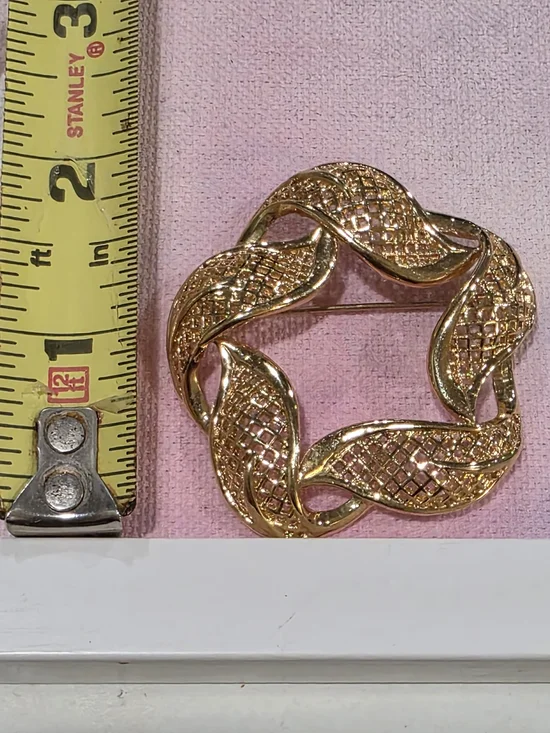 VintageMarked "K" Gold-Tone Woven Ribbon Circle Brooch - Picture 3 of 4